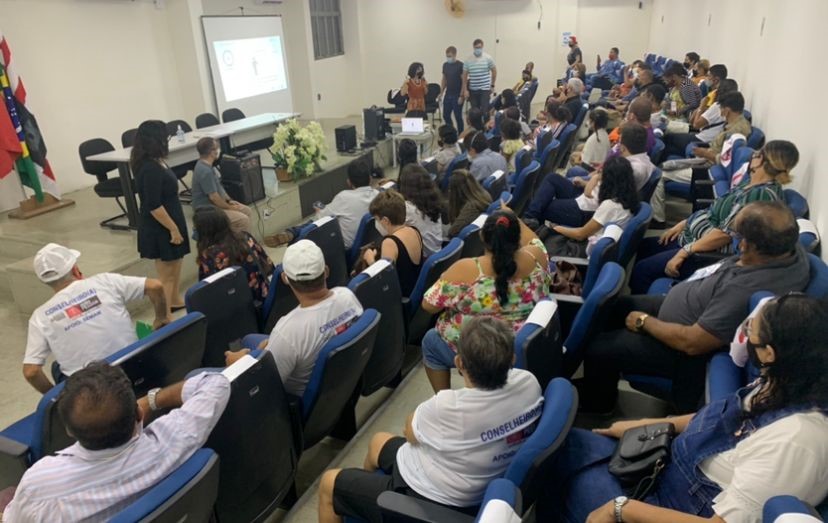 Imagem de um auditório cheio de pessoas participando da oficina