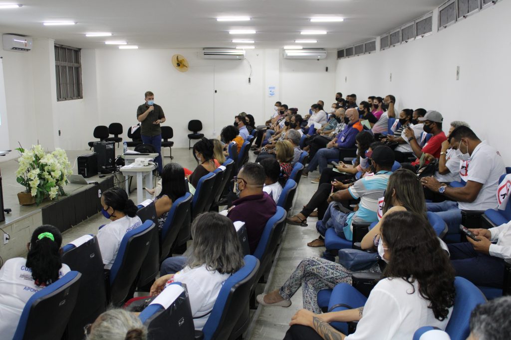 Auditório cheio de participantes